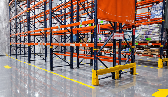 Almacén brillante con estanterías industriales
