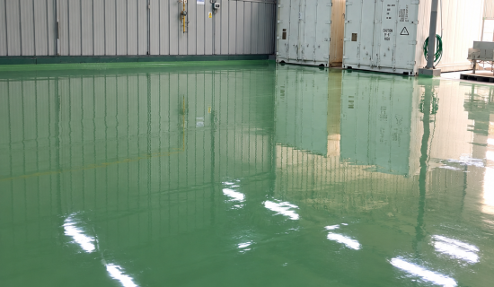 Almacén industrial de suelo verde brillante (1)